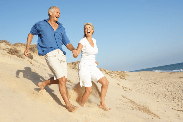 Счастливая пара со здоровыми суставами в лучшие годы - восстановление суставов